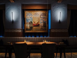 Elegant restaurant featuring artwork and stylish ambiance. | © Zur Goldenen Birn