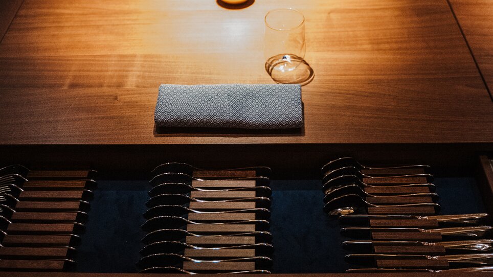 Eleganter Tisch mit einer goldenen Birne als Dekoration und Gläsern in einem Restaurant. | © Zur Goldenen Birn