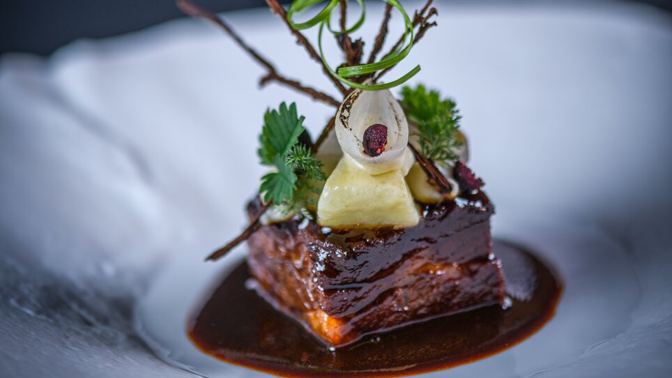 Ein kunstvoll angerichtetes Gericht im Restaurant "Zur Goldenen Birn" - Royal Dining in Graz. | © Jürgen Schmücking