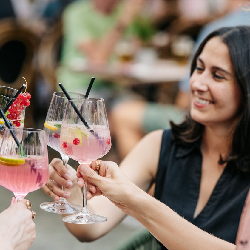 Freunde stoßen mit bunten Cocktails an - im Grazer Franziskanerviertel. | © Graz Tourismus - Mias Photoart-18