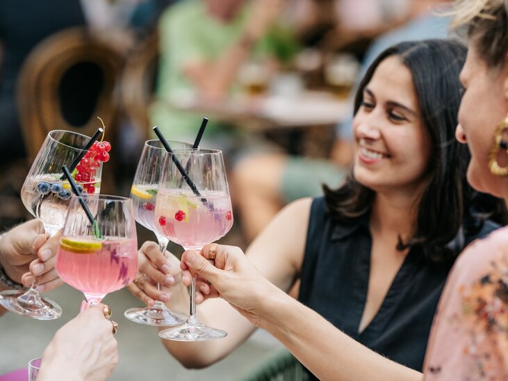 GenussHauptstadt Graz | © Graz Tourismus - Mias Photoart-18 Freunde stoßen mit bunten Cocktails an - im Grazer Franziskanerviertel. | © Graz Tourismus - Mias Photoart-18