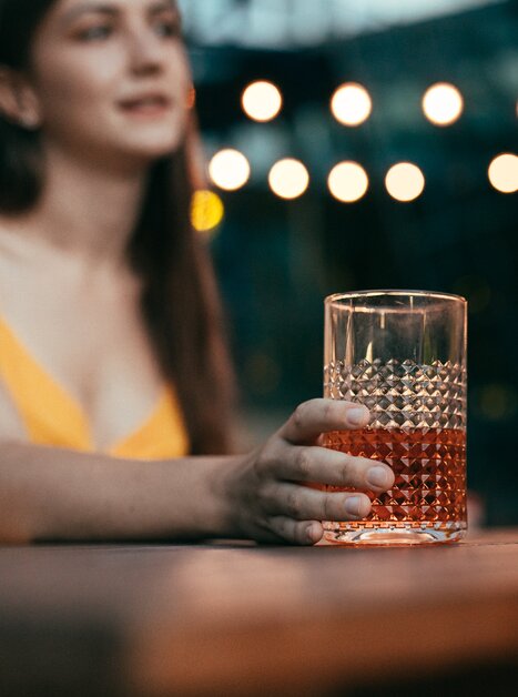 Two people enjoying drinks at a table in Graz. | © Graz Tourismus