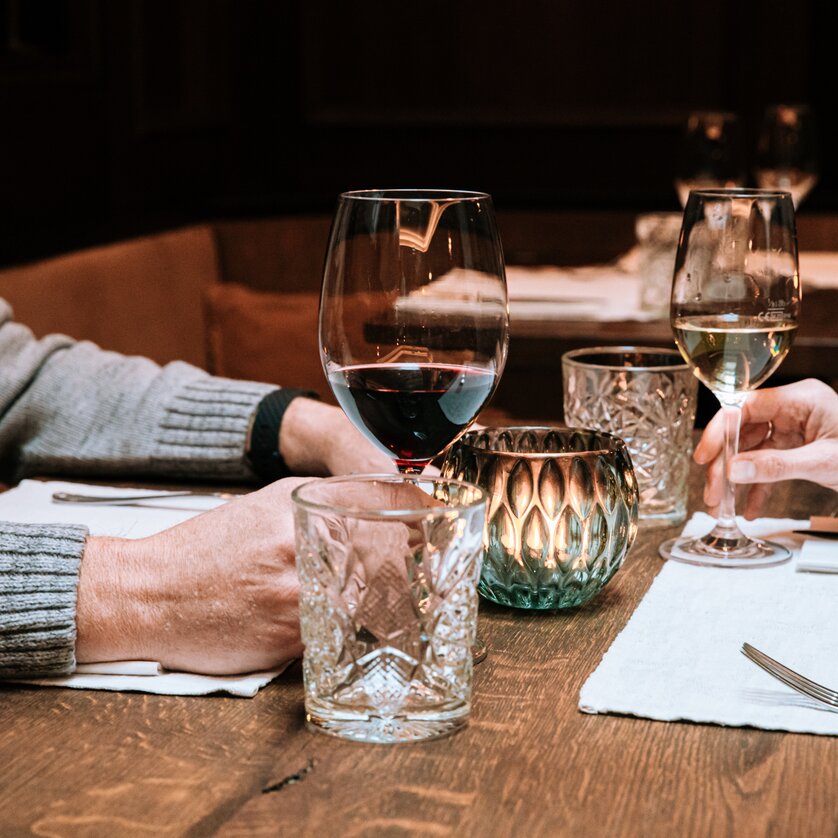A romantic dinner with red and white wine and candlelight. | © Graz Tourismus