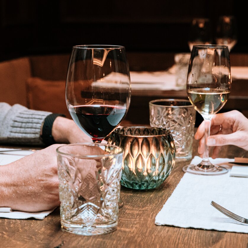 Ein romantisches Dinner mit Rot- und Weißwein und Kerzenlicht. | © Graz Tourismus