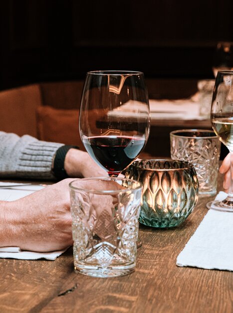 Ein romantisches Dinner mit Rot- und Weißwein und Kerzenlicht. | © Graz Tourismus