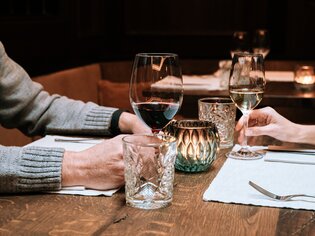 A romantic dinner with red and white wine and candlelight. | © Graz Tourismus