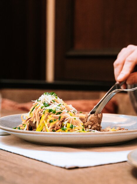 Jemand genießt eine köstliche Mahlzeit in Graz. | © Graz Tourismus