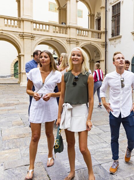 Gruppe von Touristen erkundet Graz, umgeben von historischer Architektur. | © Graz Tourismus - Werner Krug