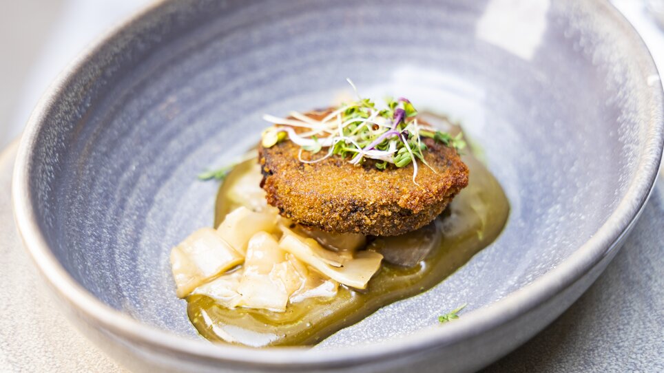 Frittierte Delikatesse auf Sauce mit Gemüse. | © Graz Tourismus - Werner Krug