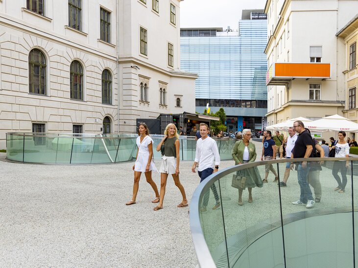 People stroll through Graz, enjoying the atmosphere on a culinary beer tour. | © Graz Tourismus - Werner Krug