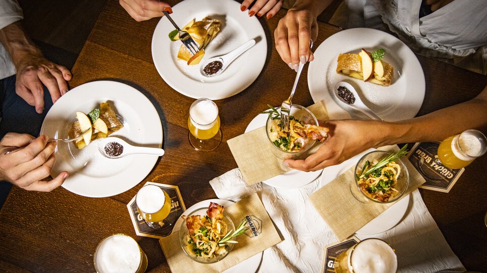 Verkostung von Speisen und Bier bei einem Rundgang in Graz. | © Graz Tourismus - Werner Krug