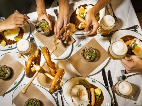 Leckere Speisen und Getränke auf einem Tisch mit Bier und Brezeln. | © Graz Tourismus - Werner Krug