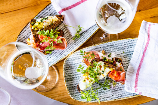 Leckere Häppchen und Sekt auf einem Tisch. | © Graz Tourismus - Werner Krug