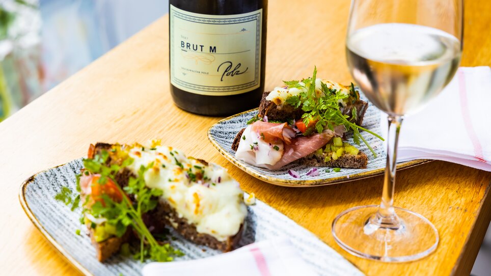 Gourmetgerichte und Wein in Graz serviert. | © Graz Tourismus - Werner Krug