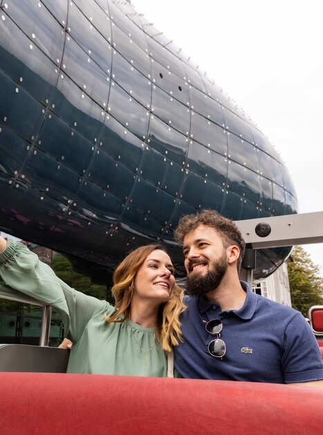 Couple is doing sightseeing in the tram | © Graz Tourismus - Werner Krug