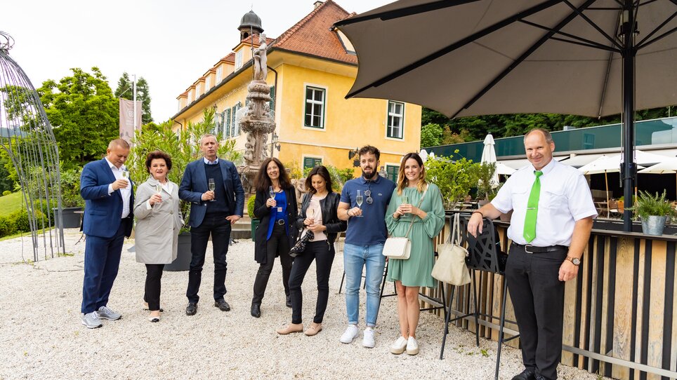 Gruppe von Menschen bei einer Veranstaltung im Freien in Graz. | © Graz Tourismus - Werner Krug