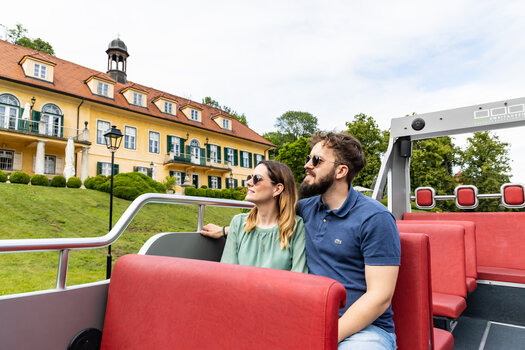 Paar genießt die Aussicht während der Stadtrundfahrt in Graz. | © Graz Tourismus - Werner Krug