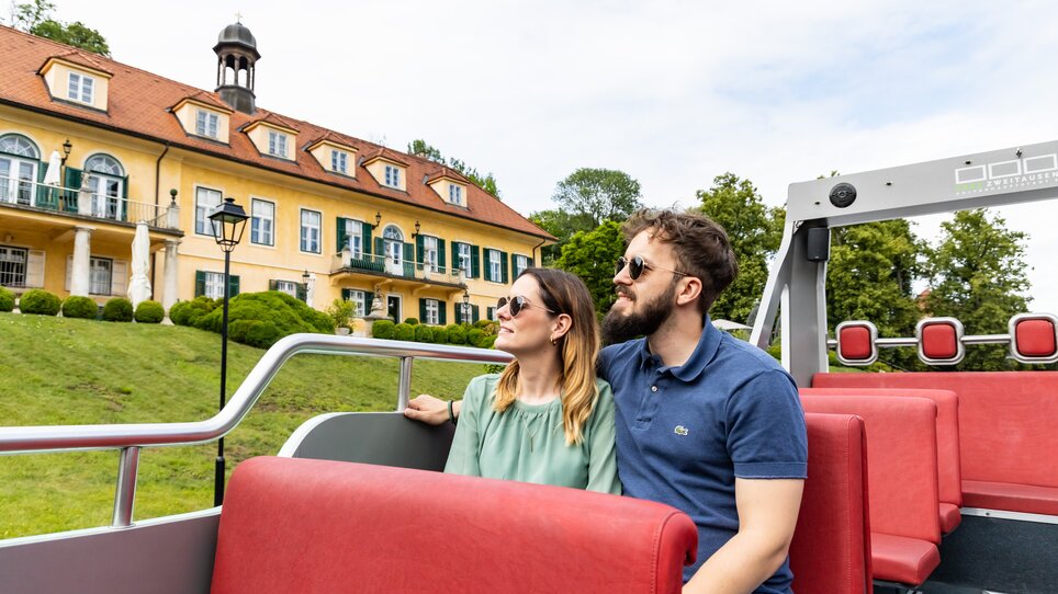 Paar genießt die Aussicht während der Stadtrundfahrt in Graz. | © Graz Tourismus - Werner Krug