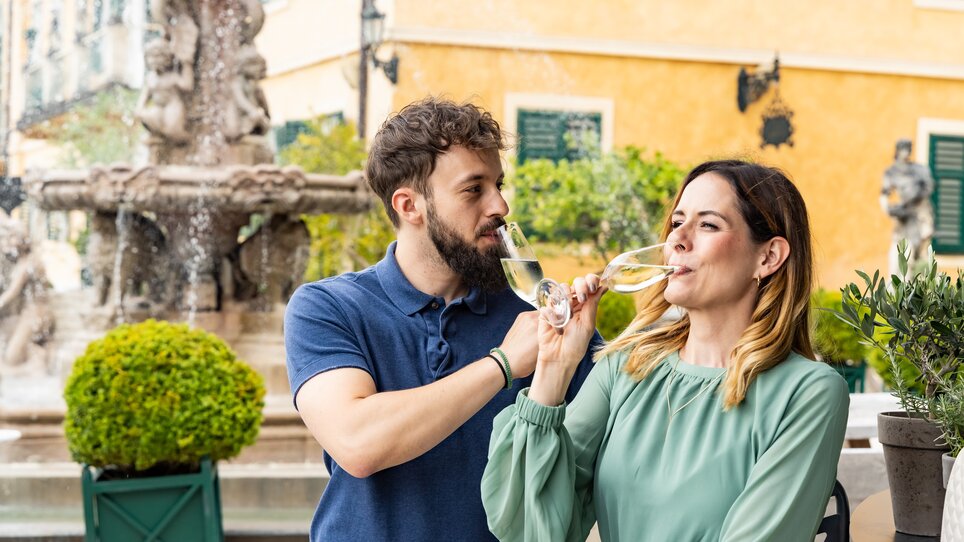Paar genießt Sekt vor einer schönen Kulisse in Graz. | © Graz Tourismus - Werner Krug