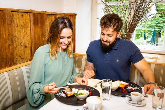 Paar genießt Dessert in einem Restaurant bei einer kulinarischen Stadtrundfahrt. | © Graz Tourismus - Werner Krug