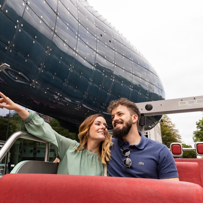 © Graz Tourismus - Werner Krug Couple is doing sightseeing in the tram | © Graz Tourismus - Werner Krug