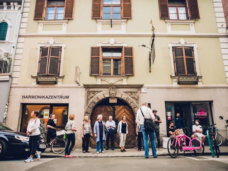 Gruppe von Menschen vor dem Harmonikazentrum in Graz. | © Graz Tourismus - Lupi Spuma