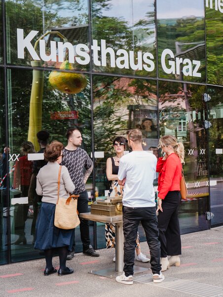 Culinary tour in Graz | © 5komma5sinne - MotionAds A group of people stands in front of the Kunsthaus Graz on a guided tour of the city. | © 5komma5sinne - MotionAds