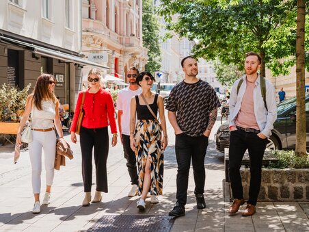 Culinary tour in Graz | © 5komma5sinne - MotionAds Six people enjoying a sunny day in Graz while strolling. | © 5komma5sinne - MotionAds