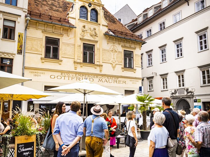 Besuchergruppe vor dem Glockenspiel am Grazer Glockenspielplatz. | © Graz Tourismus - Werner Krug