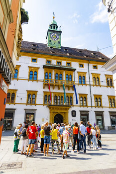 Eine Gruppe Menschen versammelt sich bei einem Stadtrundgang vor dem Grazer Landhaushof. | © Graz Tourismus - Werner Krug