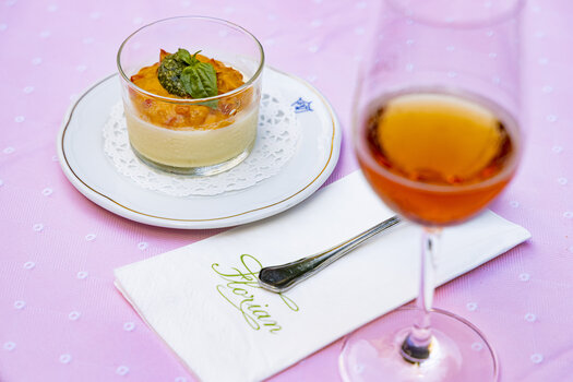 Vorspeise mit einem Glas Wein und einer Serviette in einem Restaurant in Graz. | © Graz Tourismus - Werner Krug