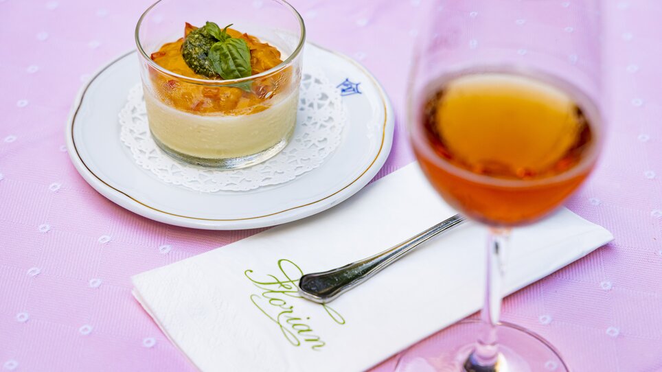 Antipasto con bicchiere di vino e tovagliolo in un ristorante di Graz. | © Graz Tourismus - Werner Krug