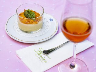 Vorspeise mit einem Glas Wein und einer Serviette in einem Restaurant in Graz. | © Graz Tourismus - Werner Krug