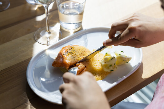 A plate with salmon and potatoes on a table. | © Graz Tourismus - Werner Krug