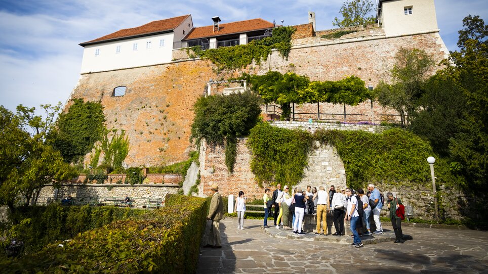 Gruppe von Menschen während einer Besichtigungstour in Graz. | © Graz Tourismus - Werner Krug