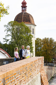Besuch am Grazer Schlossberg mit Blick auf die Stadt Graz. | © Graz Tourismus - Werner Krug