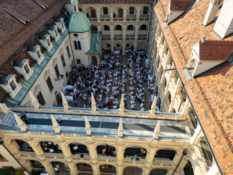 Ein Blick auf den Empfang im Landhaushof - im Rahmen der Langen Tafel der GenussHauptstadt in Graz.  | © Graz Tourismus - Harry Schiffer