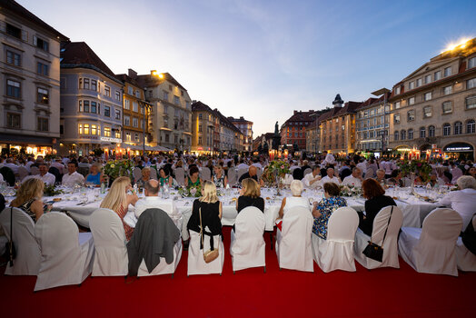 Großes Dinner-Event im Freien mit Gästen in Graz. | © Graz Tourismus - Harry Schiffer