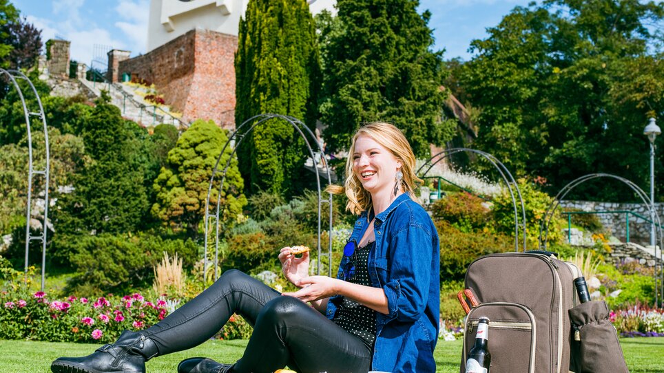 Eine Frau genießt ein Picknick am Schlossberg in Graz. | © Mias Photoart