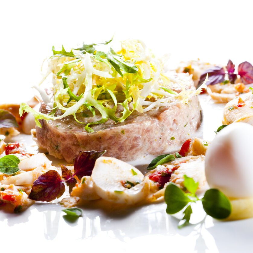Kunstvoll angerichtetes Beef Tartar mit Salat und Gemüse. | © Graz Tourismus - Werner Krug
