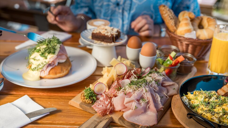 Vielfältiges Frühstück mit Käse, Wurst, Eiern und Kuchen. | © Graz Tourismus_Mias Photoart