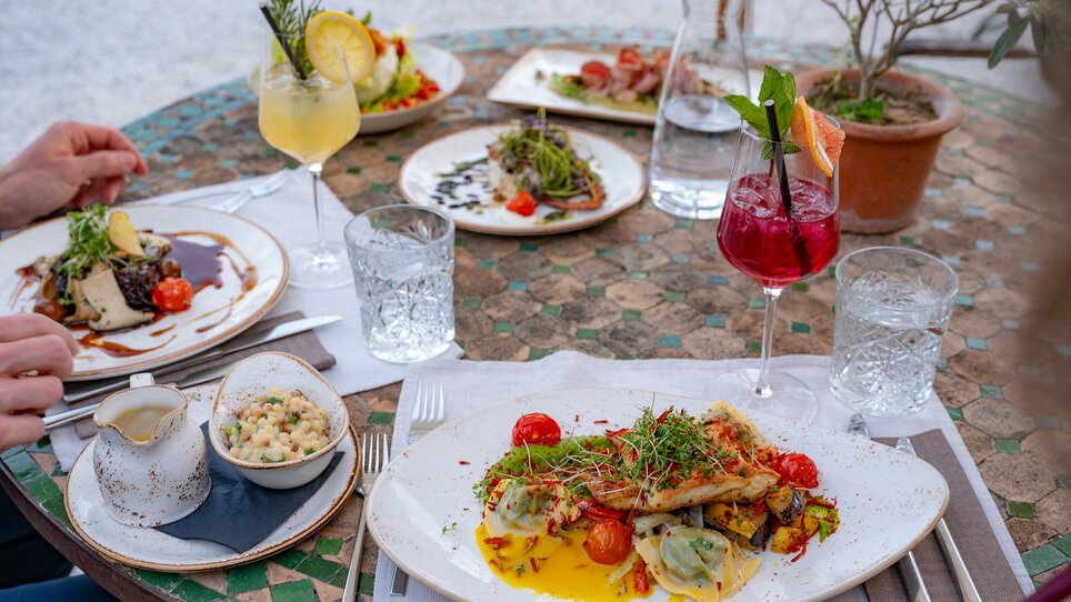 Leckeres Essen bei aiola im Schloss mit Drinks und Vorspeisen. | © 5komma5sinne - Rene Strasser Fotografie 