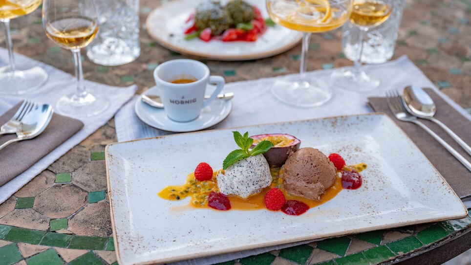 Ein Teller mit Schokoladeneis, Passionsfrucht und Himbeeren im aiola im Schloss. | © 5komma5sinne - Rene Strasser Fotografie