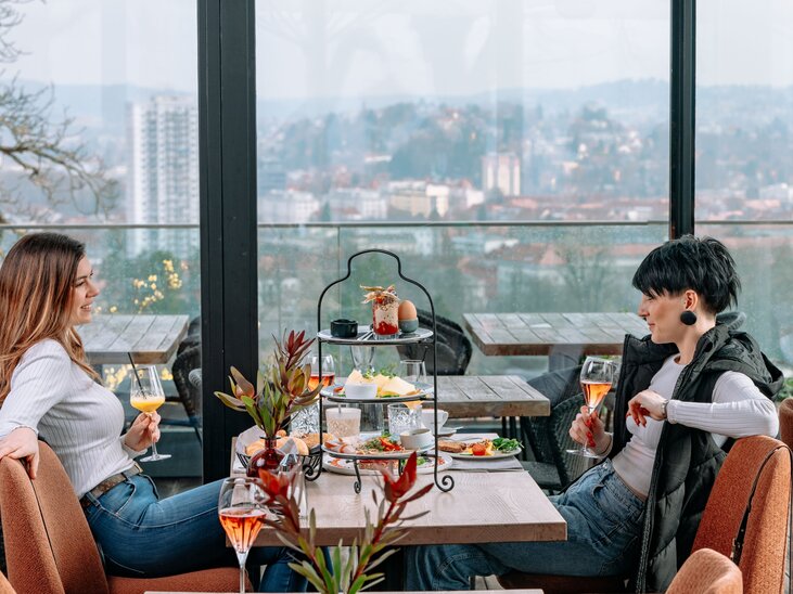 Zwei Frauen genießen Brunch und Cocktails bei aiola upstairs mit Blick auf Graz. | © 5komma5sinne - Rene Strasser Fotografie 