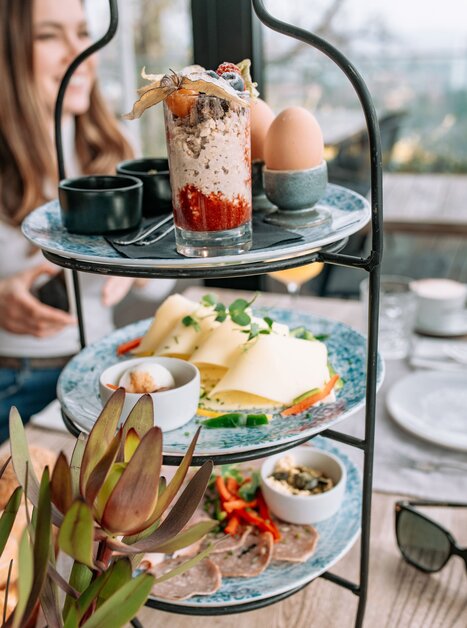Ein stilvolles Frühstücksarrangement im aiola upstairs mit verschiedenen Köstlichkeiten. | © 5komma5sinne - Rene Strasser Fotografie 