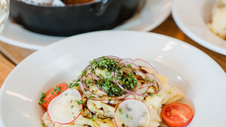 A delicious potato salad with radishes and chives, served at the restaurant ‘Der Steirer’ in Graz. | © 5komma5sinne-MotionAds