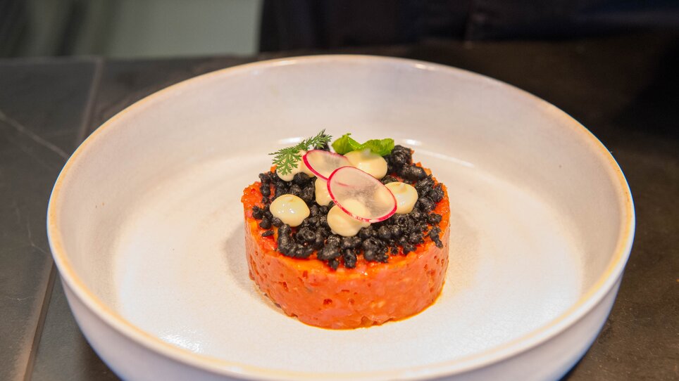Ein innovatives Gericht präsentiert in einer eleganten Schale. | © 5komma5sinne - Helmut Schweighofer