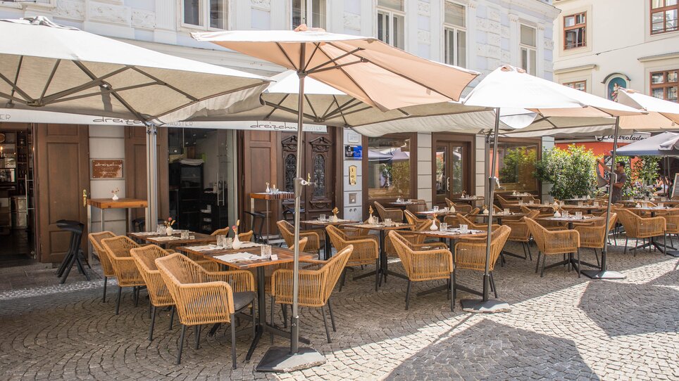 Einladende Terrasse eines Restaurants in Graz - dreizehn by Gauster. | © 5komma5sinne - Helmut Schweighofer