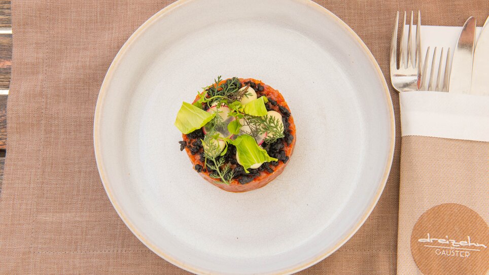 Ein delikates Gericht von dreizehn by Gauster, schön angerichtet auf einem Teller. | © 5komma5sinne - Helmut Schweighofer
