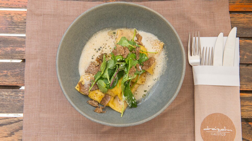 Ein Gericht von dreizehn by Gauster mit Pasta, grünem Blattgemüse und Trüffeln. | © 5komma5sinne - Helmut Schweighofer